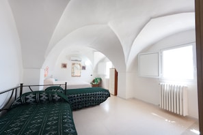 Traditioneel appartement, 1 slaapkamer | Luxe beddengoed, bedden met traagschuimmatrassen, een kluis op de kamer