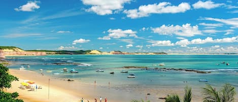 Una playa cerca, arena blanca, 20 bares en la playa