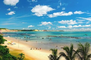 Platja a a prop, platja de sorra blanca i 20 bars a la platja 