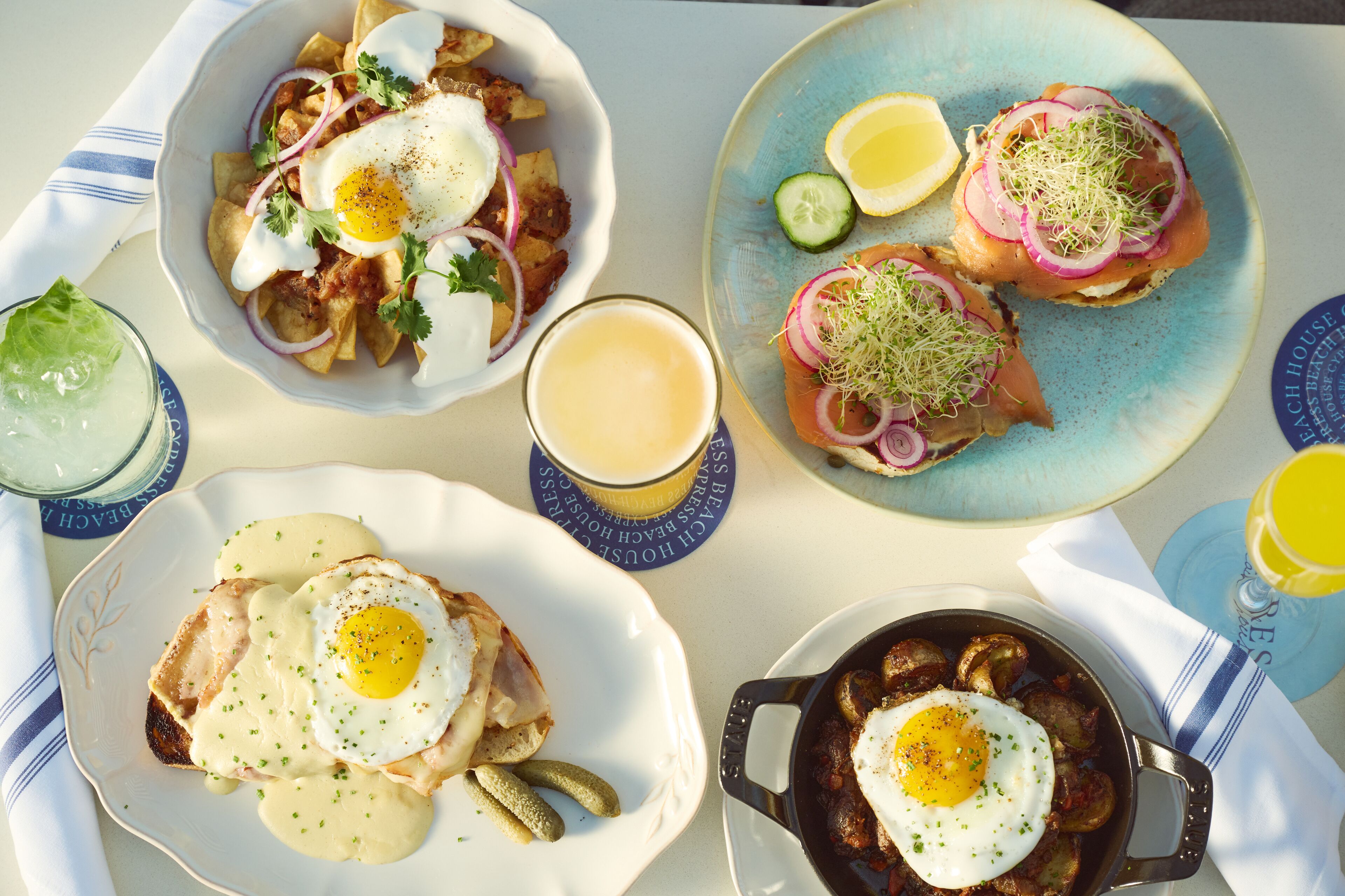 Ein Tisch mit verschiedenen Gerichten, darunter Nachos, Eier und einer Pfanne.