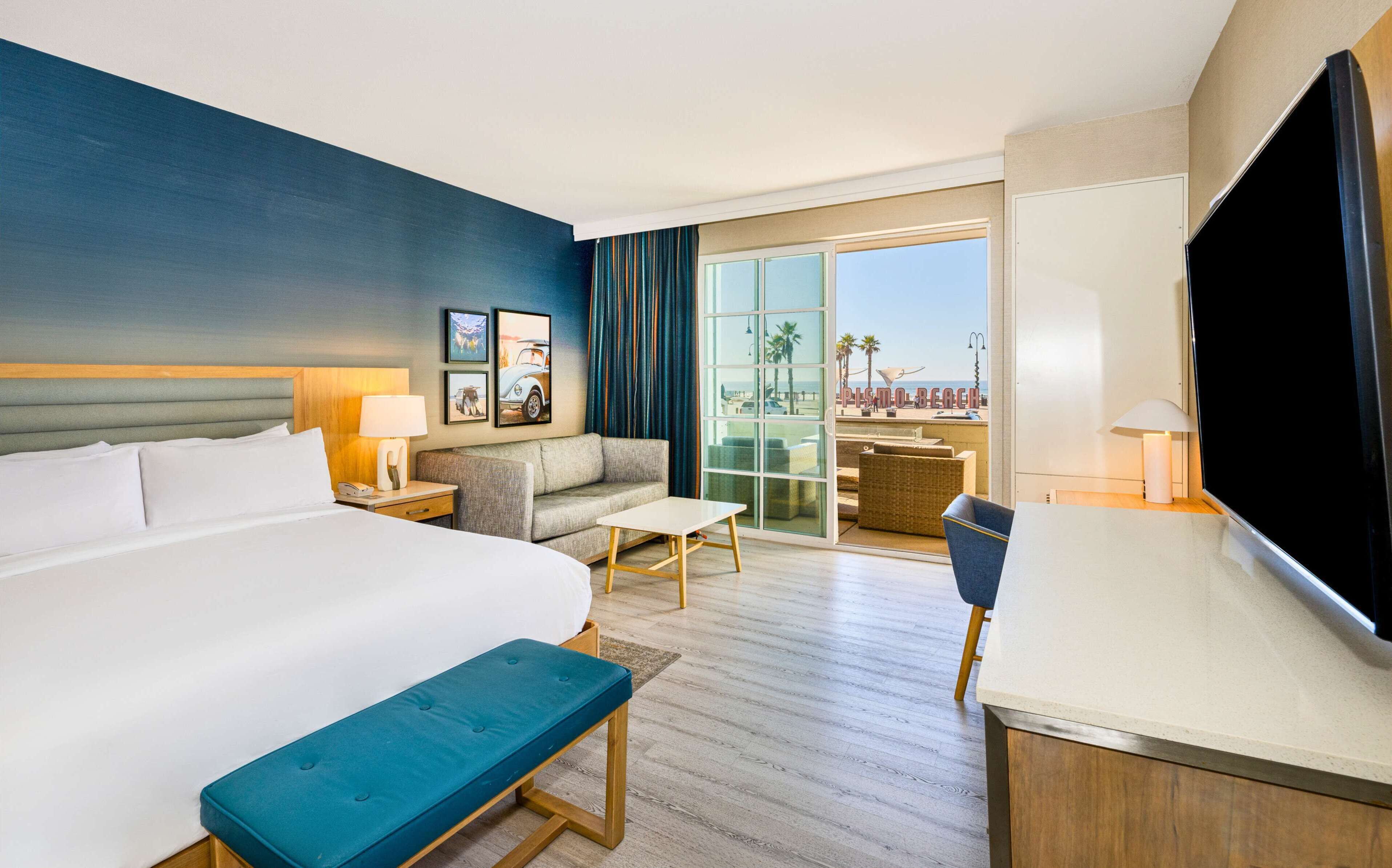 客房, 1 张特大床, 部分海洋景观 | 客房内保险箱、办公桌、熨斗/熨衣板、免费 WiFi