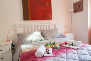 Ropa de cama de alta calidad y caja de seguridad en la habitación 