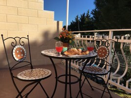 Ropa de cama de alta calidad y caja de seguridad en la habitación 