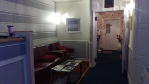 Tägliches inbegriffenes kontinentales Frühstück