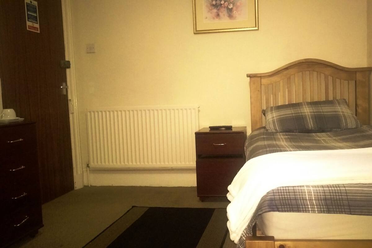 Business Single Room | Desk, iron/ironing board (on request), WiFi (free)