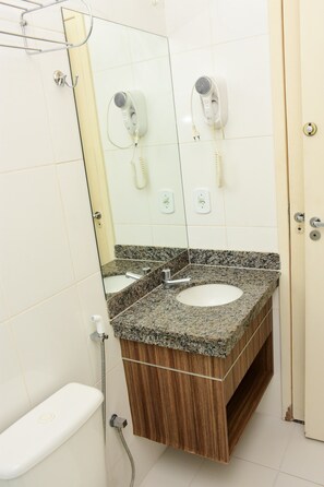 Apartment (224) | Bathroom | Shower, free toiletries, hair dryer - Reserve Caldas Lacqua 1 (Caldas Novas)