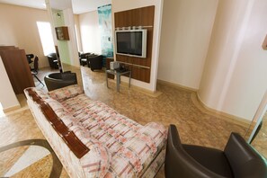 Lobby sitting area - Oly Plaza Hotel (Piracicaba)