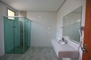 Shower, hair dryer, towels - Oly Plaza Hotel (Piracicaba)