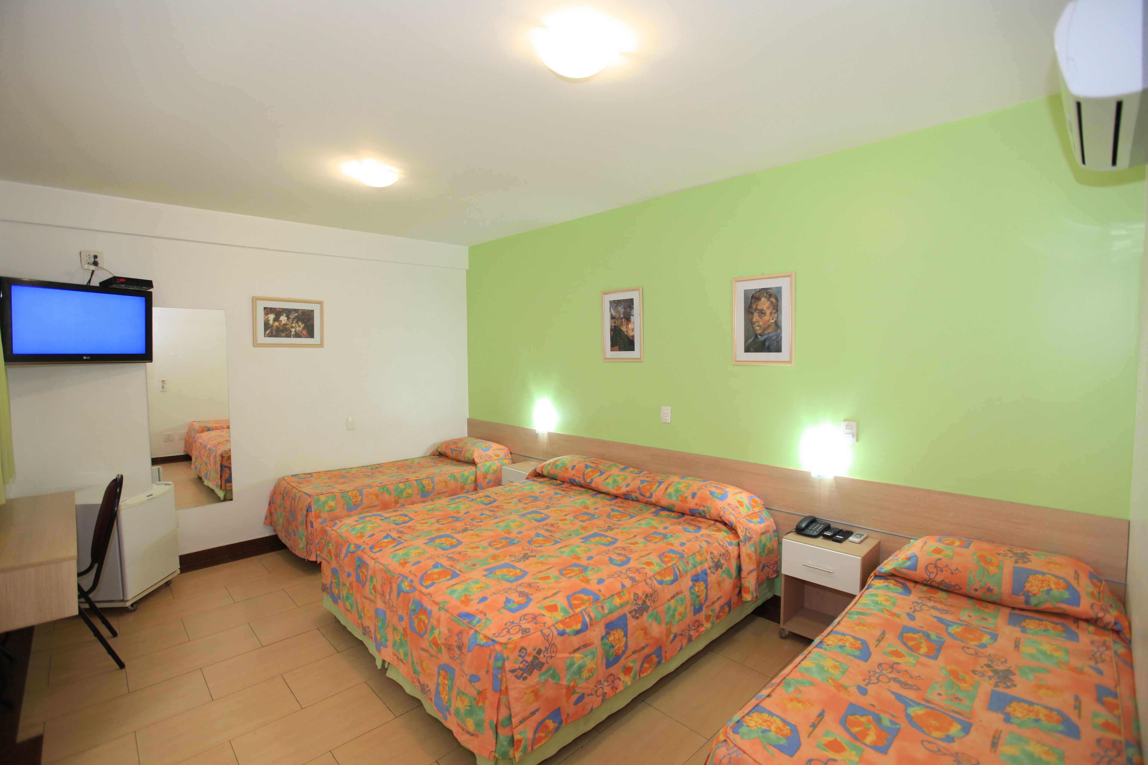 Minibar, Zimmersafe, Schreibtisch, schallisolierte Zimmer