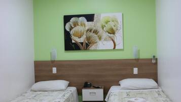 Frigobar, cofres nos quartos, escrivaninha, quartos à prova de som