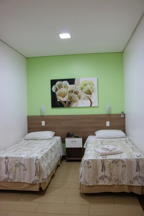 Frigobar, cofres nos quartos, escrivaninha, quartos à prova de som