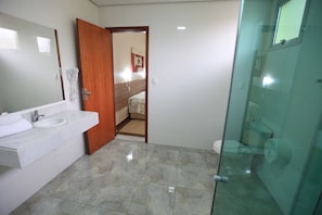 Chuveiro, secador de cabelo, toalhas de banho 