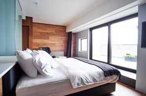 Seprai premium, selimut bulu angsa, busa memori, dan minibar gratis