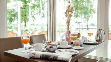 Desayuno buffet (EUR 16.50 por persona)