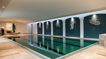 Innenpool, geöffnet von 07:00 Uhr bis 21:00 Uhr, Liegestühle