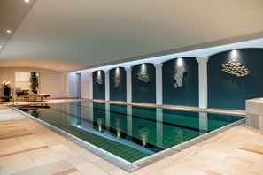 Innenpool, geöffnet von 07:00 Uhr bis 21:00 Uhr, Liegestühle