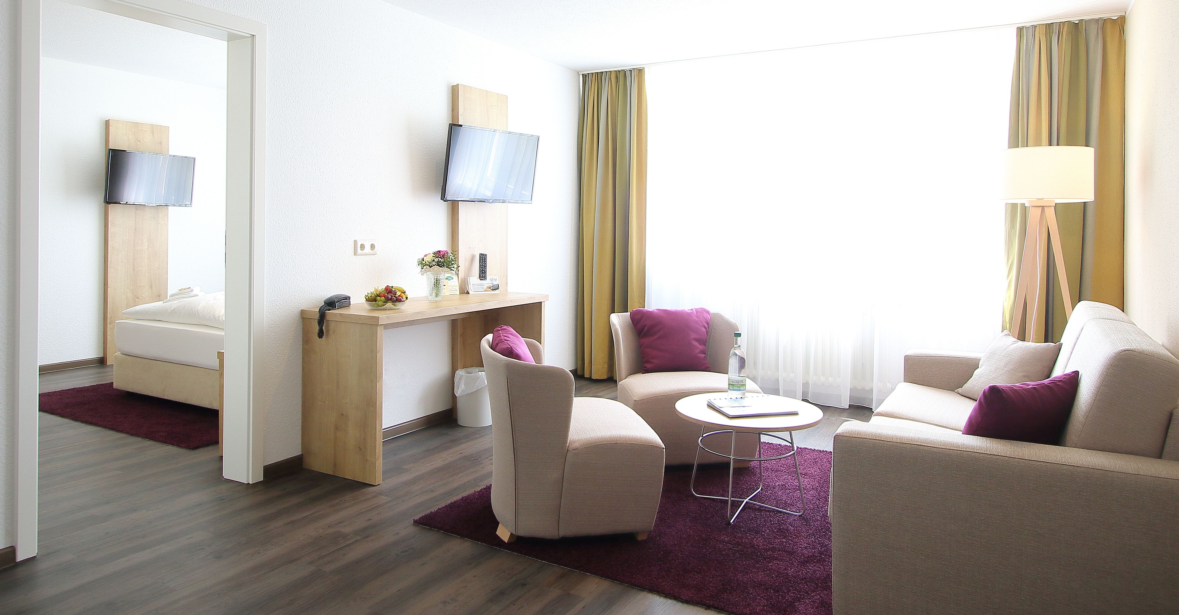 family room, garden view | living room | flat-screen tv