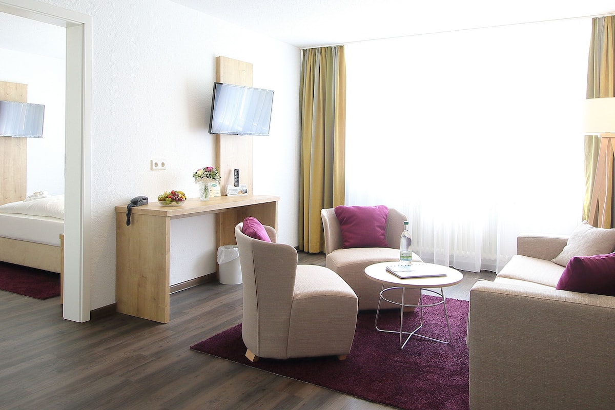 family room, garden view | living room | flat-screen tv