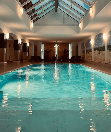 Una piscina techada. AKZENT Hotel Am Burgholz