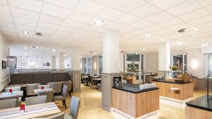 Un restaurante moderno con una barra central de madera, varias zonas de estar y un techo limpio con azulejos.