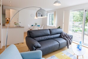 Apartment, 2 Bedrooms | Living room | 32-inch flat-screen TV with satellite channels, TV