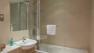 Apartment, 2 Bedrooms | Bathroom | Combined shower/tub, hair dryer