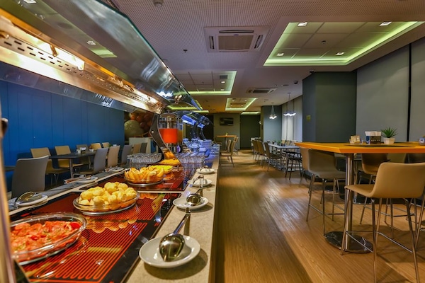 Café da manhã com buffet diário (BRL 55 por pessoa)