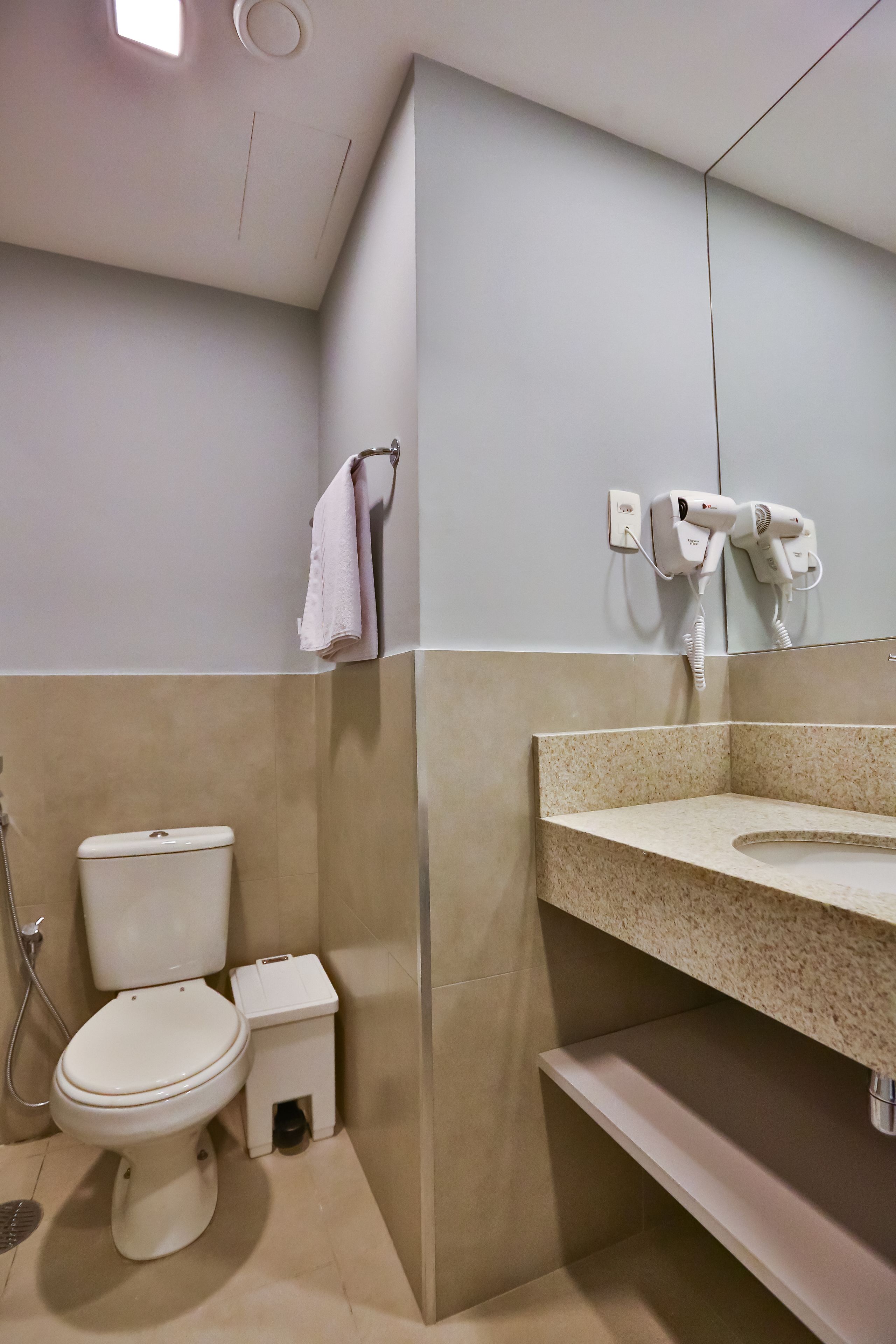 standard room, 1 queen bed | bathroom | shower, free toiletries, hair dryer, towels