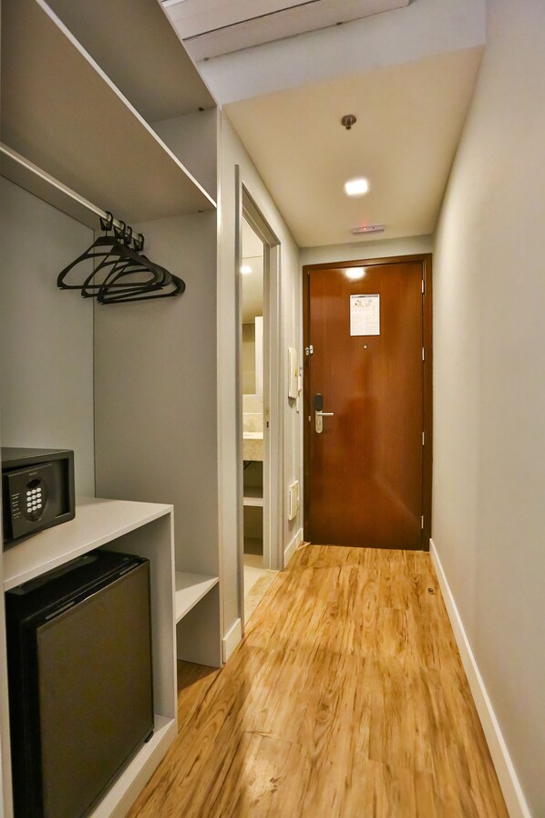 Standard Room, 1 Queen Bed | Hallway