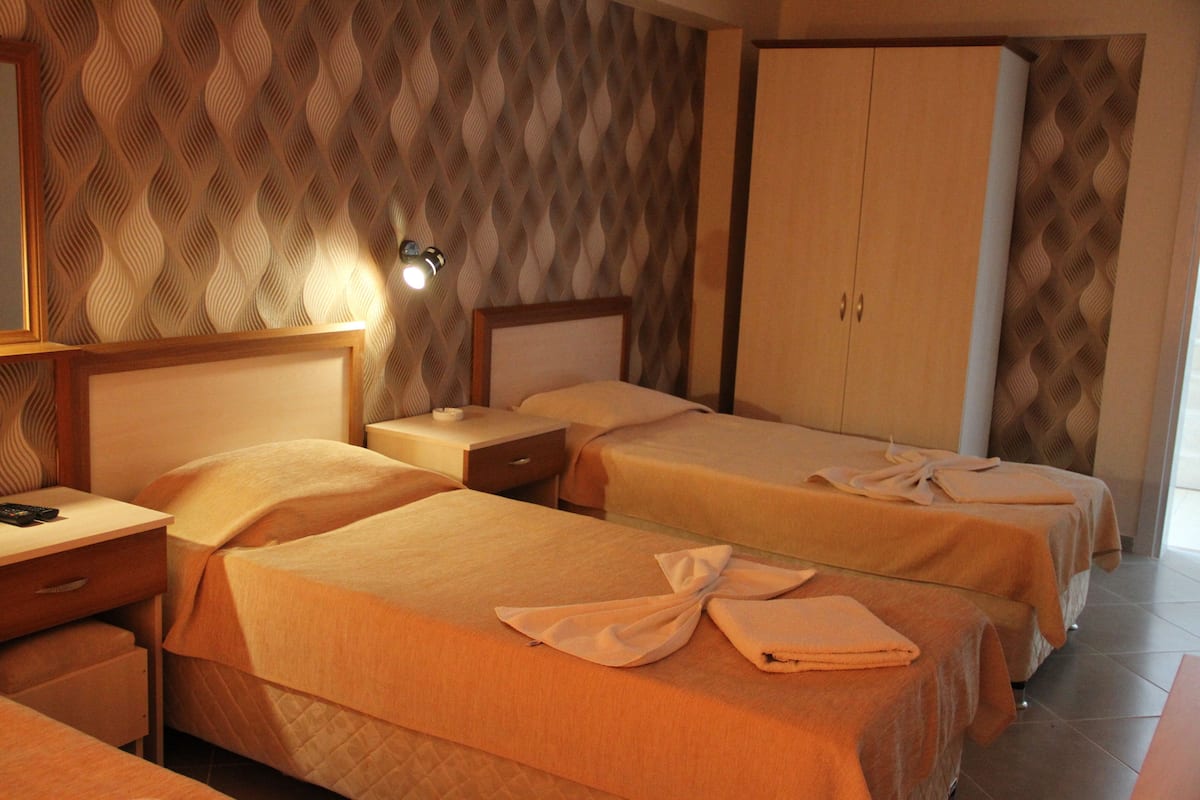 Een minibar, een bureau, gratis wifi