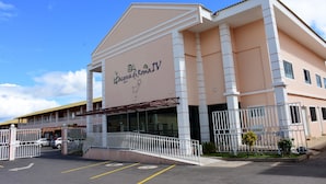 A building with a sign reading "Acqua di Roma IV" and a gated entrance. - Reserva Caldas Lacqua 4 (Caldas Novas)