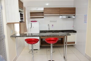 Apartamento (316) | Cozinha americana privada | Micro-ondas