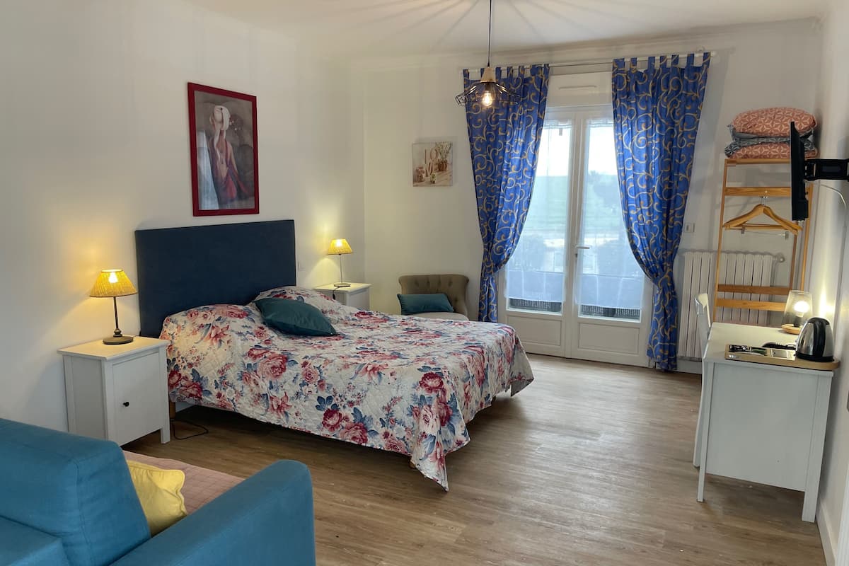 Suite studio panoramique, 1 grand lit et 1 canapé-lit, vue sur la mer | Literie de qualité, décor unique, ameublement unique, bureau