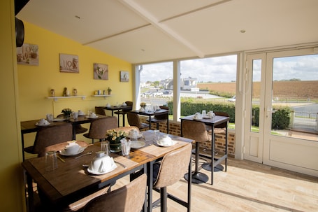 Daily buffet breakfast for a fee. VILLA PORT WINSTON CHAMBRES BB ET STUDIOS
