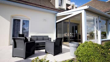 Suite monolocale panoramica, 1 letto queen con divano letto, vista mare | Terrazza/patio