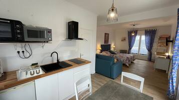 Panorama-studiosuite - 1 queensize-seng med sovesofa - havudsigt | Privat køkken | Mikrobølgeovn på fællesareal, kaffe-/temaskine, elkedel, højstol