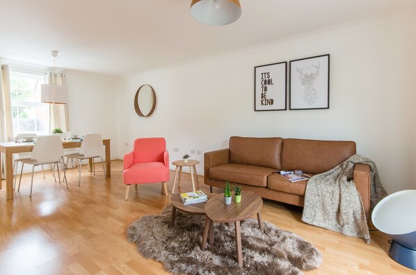 Appartement, 2 chambres | Coin séjour | Télévision à écran plat de 32 pouces avec chaînes par satellite