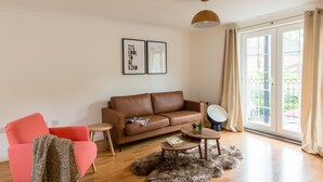 Apartment, 2 Bedrooms | Living room