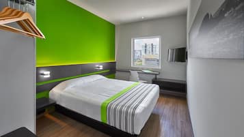 Een bureau, gratis babybedden, gratis wifi, beddengoed