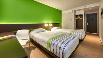 Habitación, 2 camas individuales | Escritorio, cunas gratuitas, wifi gratis y ropa de cama