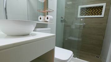 MASTER CASAL COM VARANDA | Bathroom | Shower, hair dryer, towels