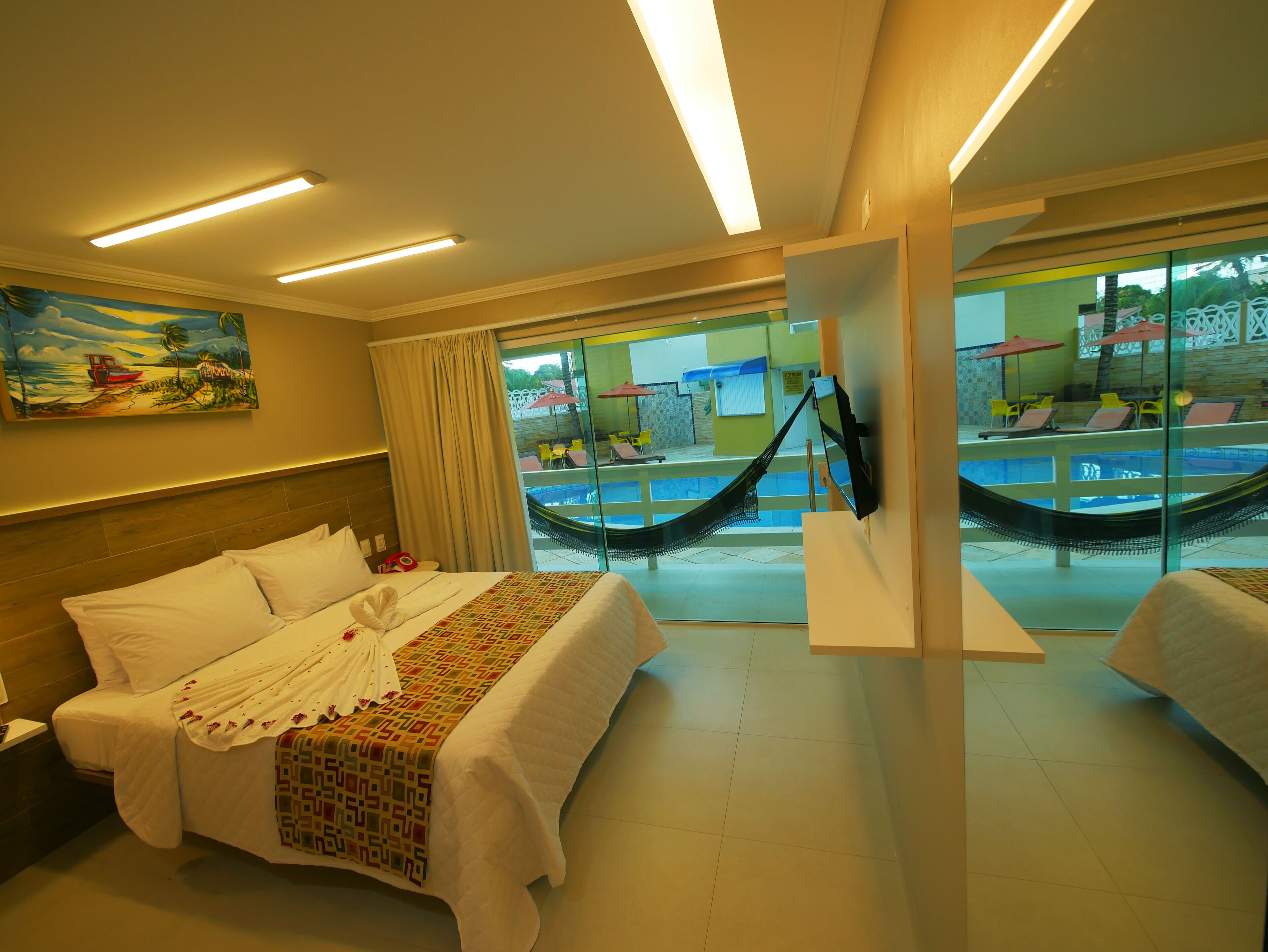 MASTER CASAL COM VARANDA | Minibar, una cassaforte in camera, una scrivania, tende oscuranti