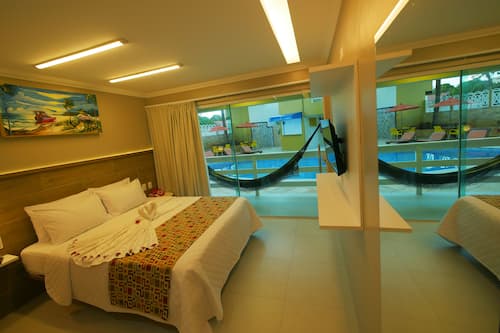 MASTER CASAL COM VARANDA | Frigobar, cofres nos quartos, escrivaninha, cortinas blackout