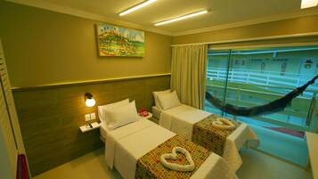 MASTER DUPLO TWIN COM VARANDA | 1 quarto, frigobar, cofres nos quartos, escrivaninha
