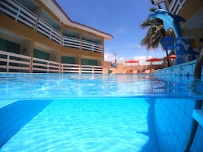 Piscine extérieure, parasols de plage, chaises longues