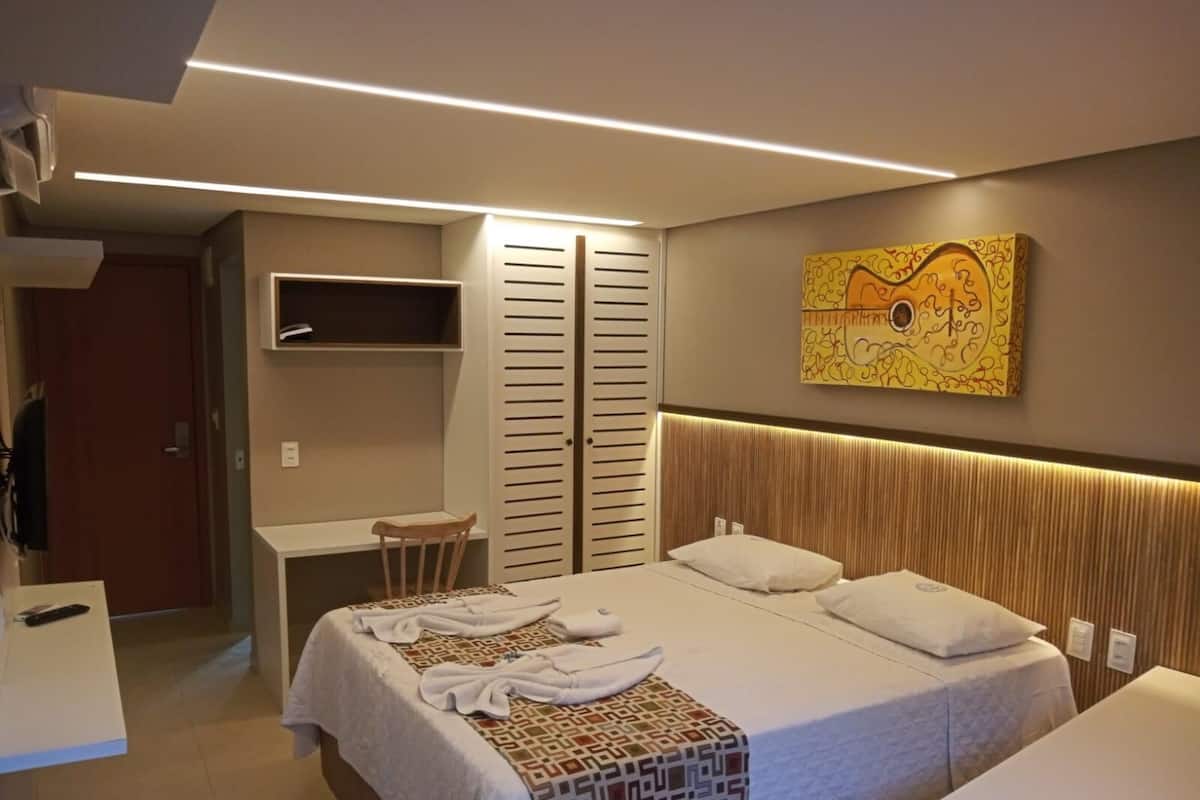 Minibar, caja de seguridad en la habitación y escritorio