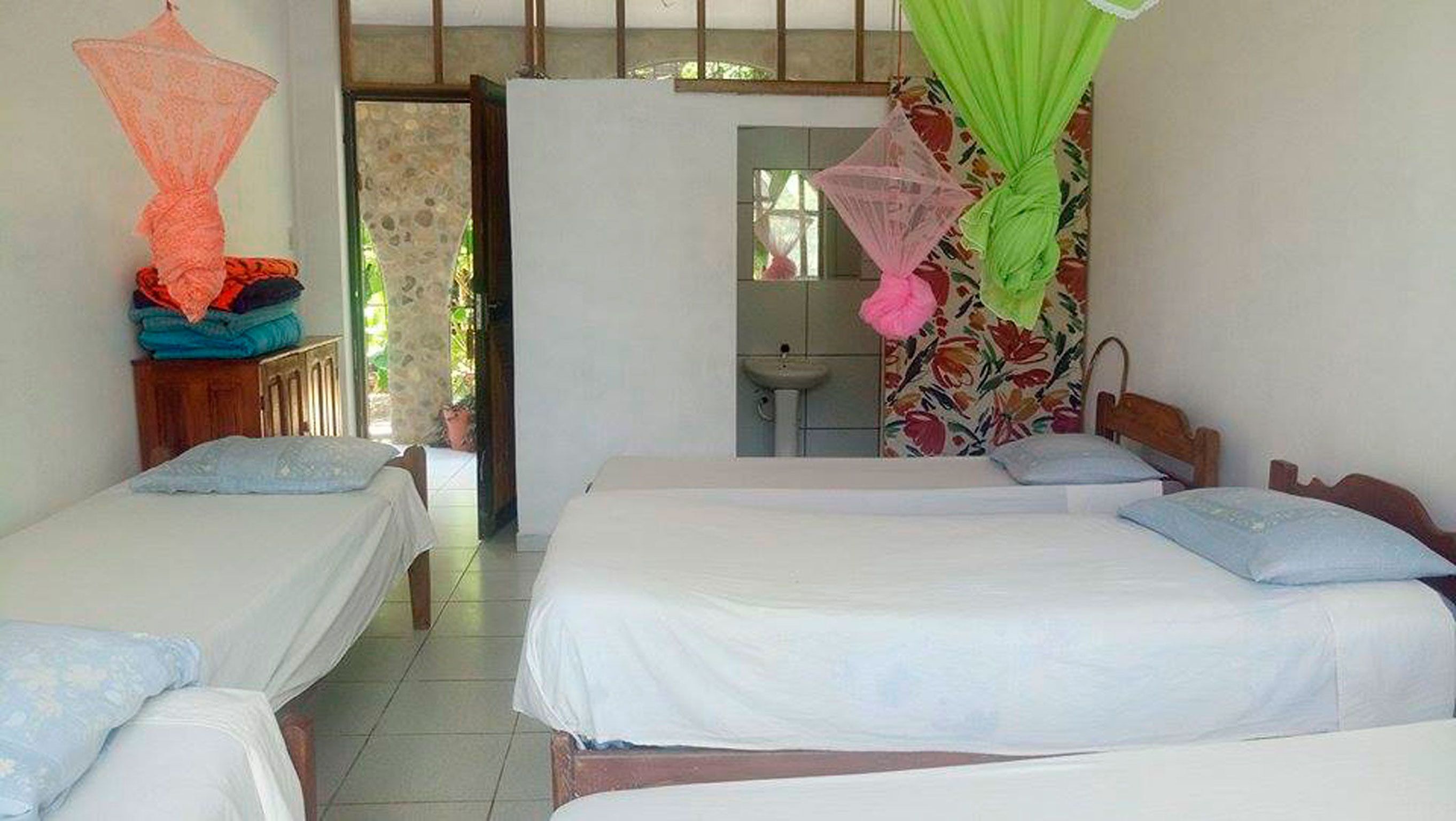 Caja fuerte, sistema de insonorización, tabla de planchar con plancha