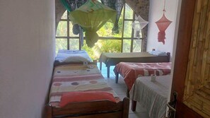 Caja fuerte, sistema de insonorización, tabla de planchar con plancha