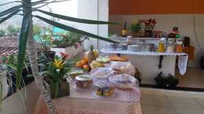 بوفيه فطور مجانًا يوميًا