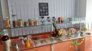 بوفيه فطور مجانًا يوميًا